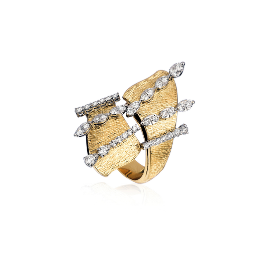 18 KT Gold Wave Elegant Ring